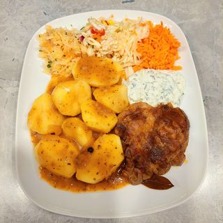 Karkówka w sosie , ziemniaki, surówka 