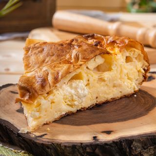 Домашна селска баница с краве сирене , яйца и масло - 1 парче