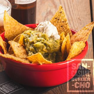 Guacamole, pico de gallo y totopos