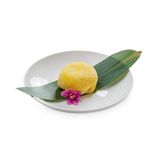 Японский десерт Моти с маракуйей