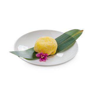 Японский десерт Моти с маракуйей