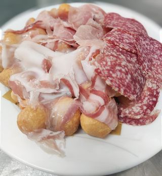 Affettati misti con zeppulelle  per 2 persone
