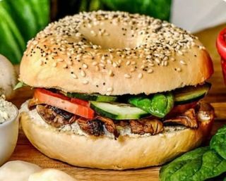 Bagel de Cogumelos e Ovos Mexidos