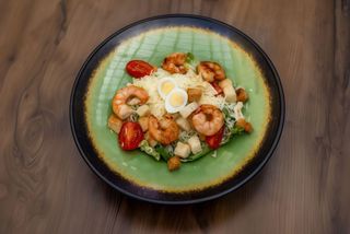 Салат Цезар з тигровими креветками 300г