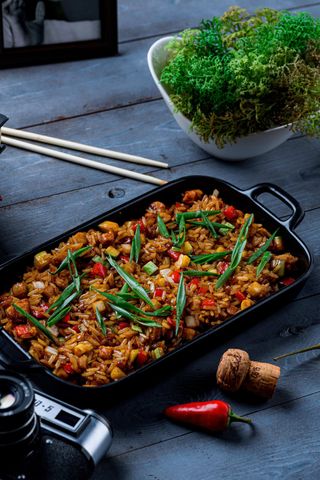 Вок с курицей, овощами и рисом