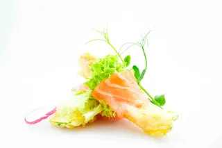 11. Involtini di salmone con fiori di zucca in tempura