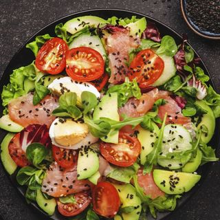 Ensalada de aguacate y salmón