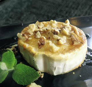 Запечено козе сирене с мед и орехи (120г)