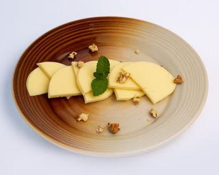 Сир сулугуні з волоським горіхом (100/10г)