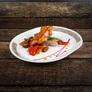 Mușchiuleț de porc împletit,cu afumătură,și zos haiducesc