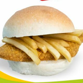 Panino con cotoletta e patatine