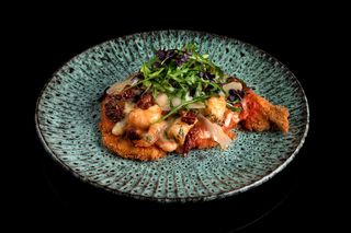 Snitel de pui cu creveti, pomodori sechi & rucolla