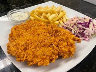 Snitel Crispy cu cartofi prăjiți salata de varza si sos alb