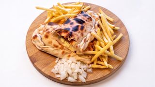 Ćevapi na kajmaku u pizza testu