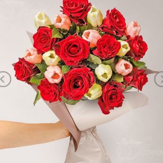 Rose rosse e fori del periodo piccolo 