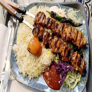 CHICKEN TIKKA CON ARROZ Y ENSALADA 