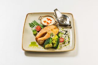 Стейк форели с овощами и яблочным соусом