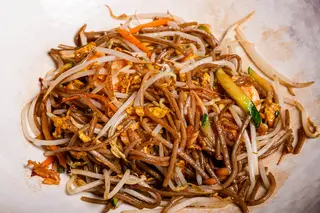 Yakisoba con salmone e gamberi