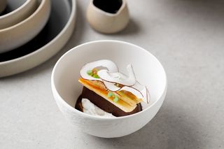 Brownie cu banană caramelizată și sos din cocos