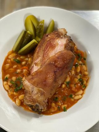 Ciolan de porc, iahnie de fasole și murături