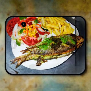 Dorada Con Ensalada Y Patatas