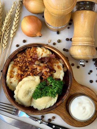 Вареники з картоплею, грибами та шкварками  (240/30/20г)