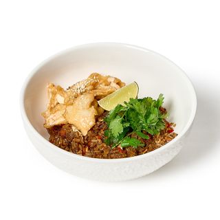 Курица "Динамит" с обжаренными рисом и овощами