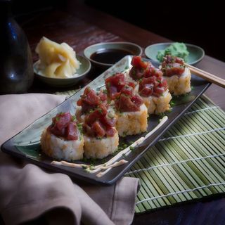Flamed maguro: uramaki de atún rojo flambeado