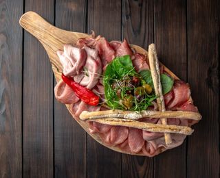 Platou cu roast beef şi carne uscată