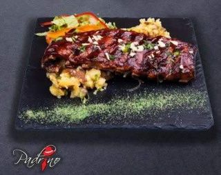 Coaste de porc caramelizate la cuptor si cartofi zdrobiti