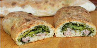 Calzone con broccoli e salsiccia