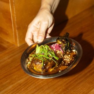 Berenjena al fuego con salsa Yu xiang y lima