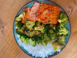 Somon la grătar, sote de broccoli și orez cu unt