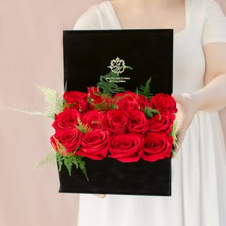 Cutia cu 13 trandafiri rosii