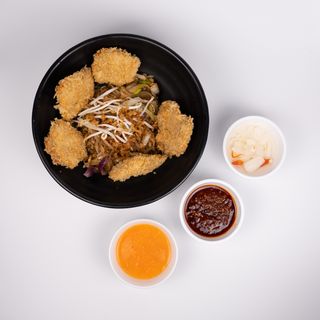 Makaron smażony z kurczakiem w panierce