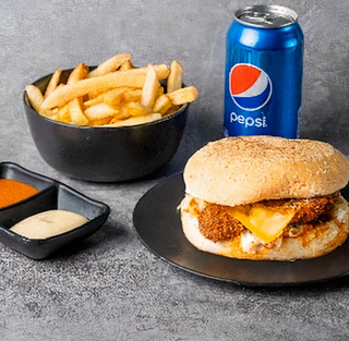 2 Burgere  crispi pui +  2 Cartofi asortați +2  băutură la alegere