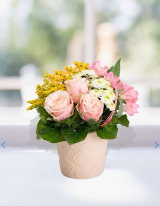 Composizione in spugna di fiori recisi stagionali