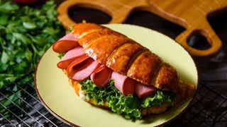 Круассан с говядиной