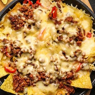 Nachos con carne y queso
