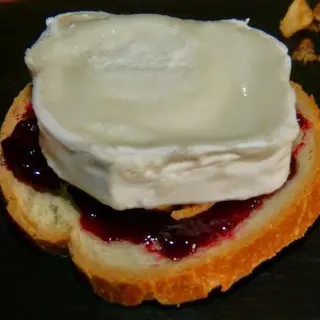 Pincho de queso de cabra con confitura de pimiento (2 ud.)