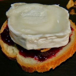 Pincho de queso de cabra con confitura de pimiento (2 ud.)