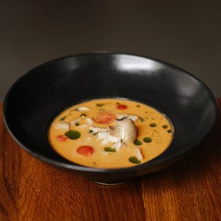 Tom yum z kurczakiem i krewetkami