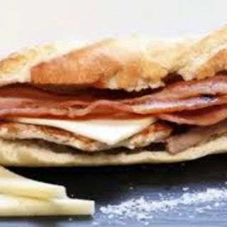 Bocadillo Ternera con Queso y Bacon