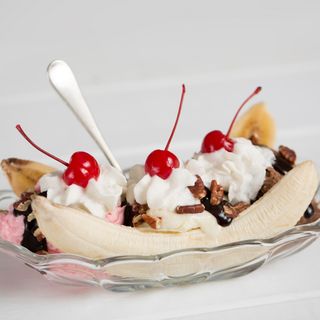 Gofr amerykański z syropem klonowym i sosem czekoladowym