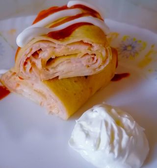 Slana palačinka sa pečenicom i kačkavaljem 