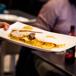 Huevos Rotos Con Foie (Ración)