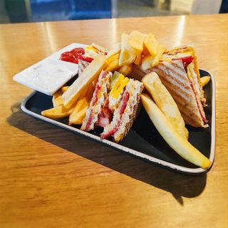 Клуб сандвич с луканка (400г)