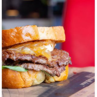 LARA DOBLE SMASH SANDWICH CON PAPAS 