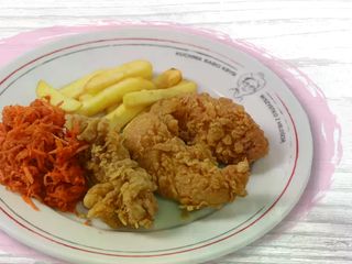 Polędwiczki drobiowe z frytkami i surówką z marchwi