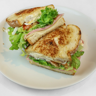 SANDWICH BATAVIA: Mezcla de lechugas, tomate, espárrago, bonito, huevo cocido, jamón york y mayonesa